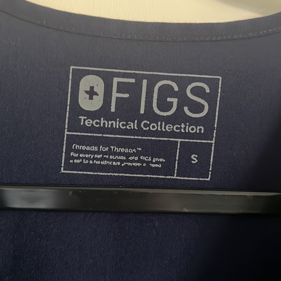 FIGS Casma Three-Pocket Scrub Top, size small - Picture 3 of 4